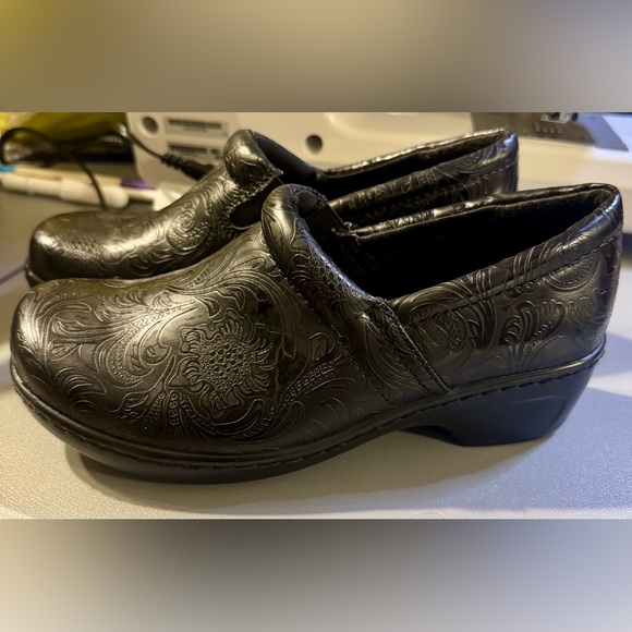 Women's YUU Memory Foam Black Bethanee Embossed Slip On Clogs Shoes Size 6.5 M - Picture 2 of 9